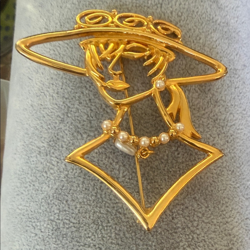 Elegant Gold Brooch with Pearls JJ Jonette